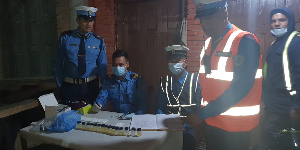 ट्राफिक प्रहरीको लापसे चेकिङ :  ४ जना चालक नियन्त्रणमा, प्रहरी वृत्त जगातीमा राखेर अनुसन्धान हुँदै
